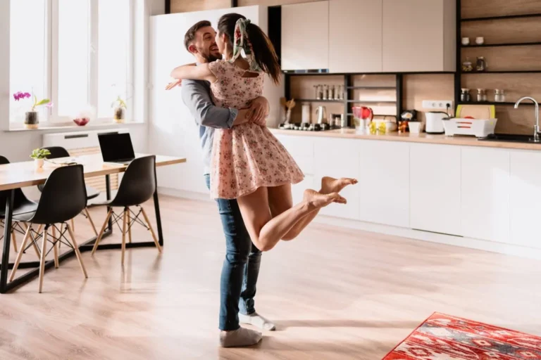 Casal organizando a casa nova